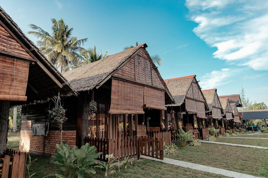 Nipoh Beach Cottage Kijal Exterior foto